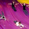 Glij van de glijbaan in KidZcity in Utrecht Glij van de glijbaan in KidZcity in Utrecht